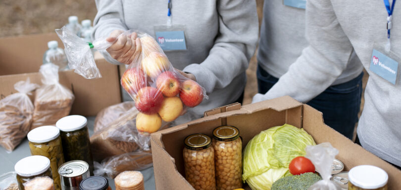 ludzie stojący z żywnością