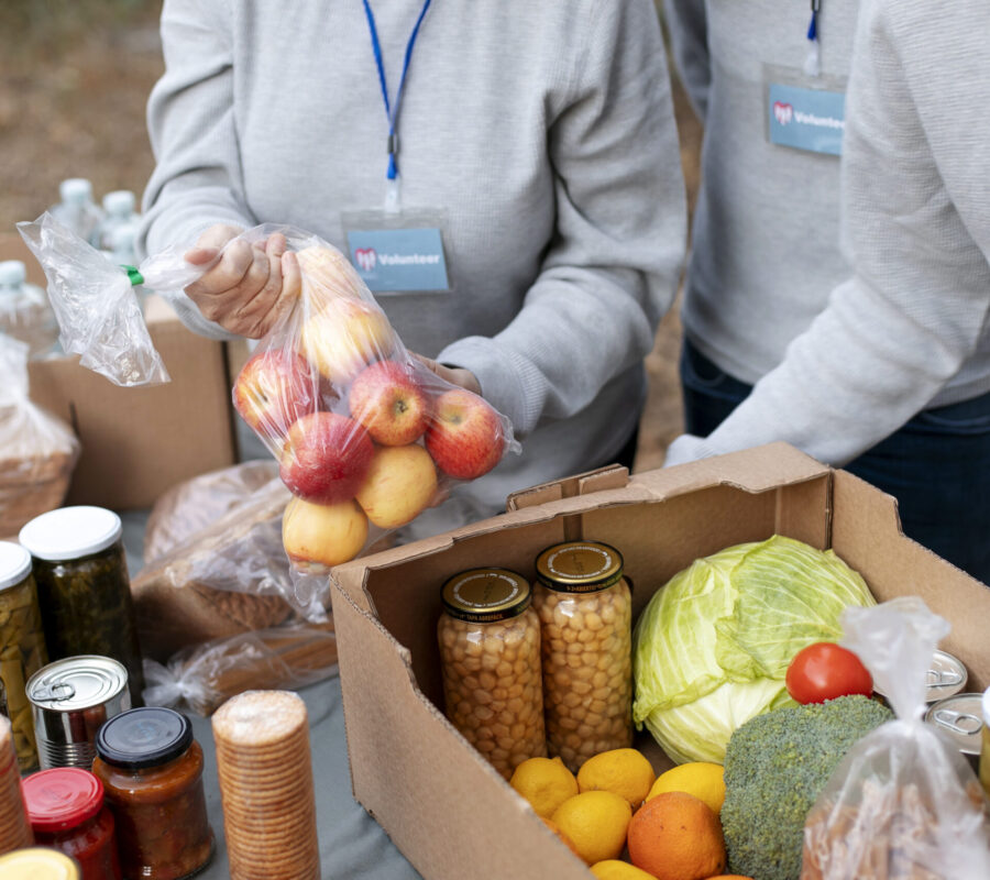 ludzie stojący z żywnością