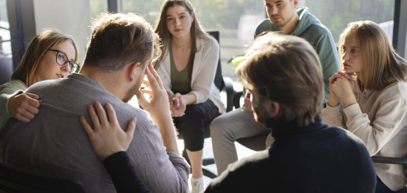 grupa siedzących kręgu ludzi kobiet i mężczyzn wspierających się