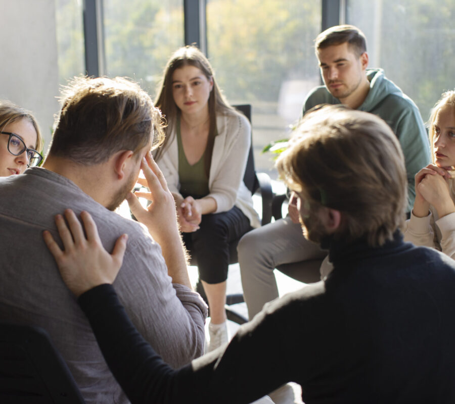 grupa siedzących kręgu ludzi kobiet i mężczyzn wspierających się